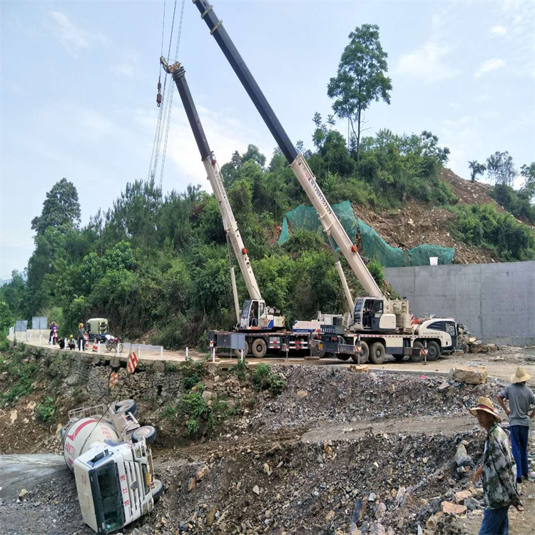 南京秦淮汽车掉沟里叫吊车救援要多少钱